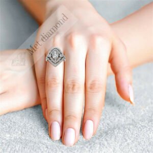 4,50 karat mozanit taşlı yüzük halo model