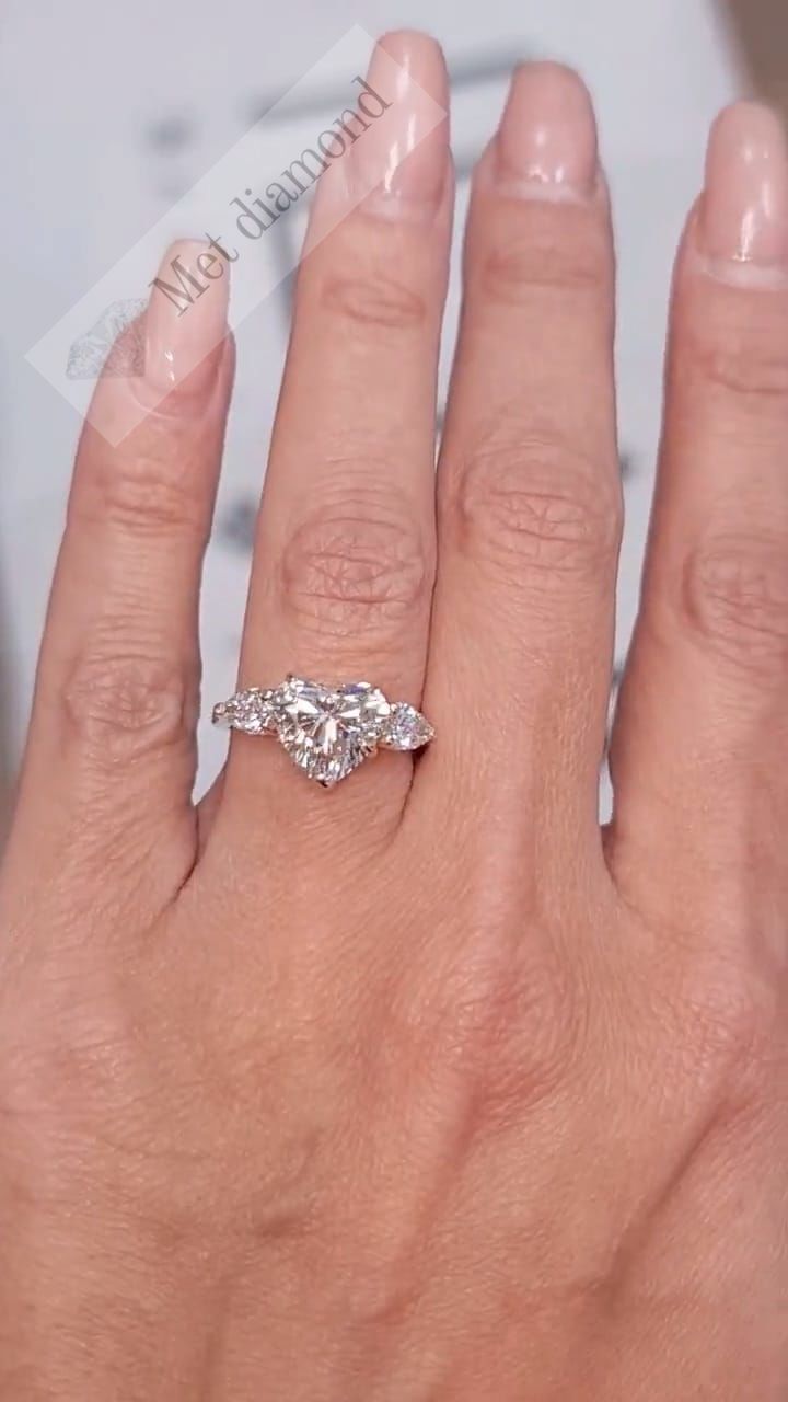 3,50 karat mozanit taşlı tria yüzük