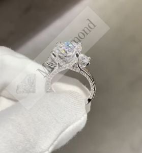 6,50 karat mozanit taşlı tektaş yüzük mzn626