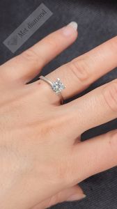 0.70 karat mozanit taşlı yüzük V tırnak