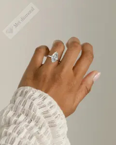 MET 0361, 4 ct temsil görseli, 5 ct seçeneği beyaz altın markiz gizli halo laboratuvar pırlantası yüzük, elde görünüm