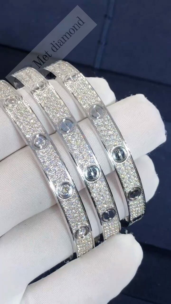 Kartier model beyaz altın mozanit taşlı bilezik