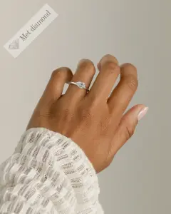 MET 0365 damla kesim East-West tektaş yüzük, 1 ct beyaz altın, elde görünüm
