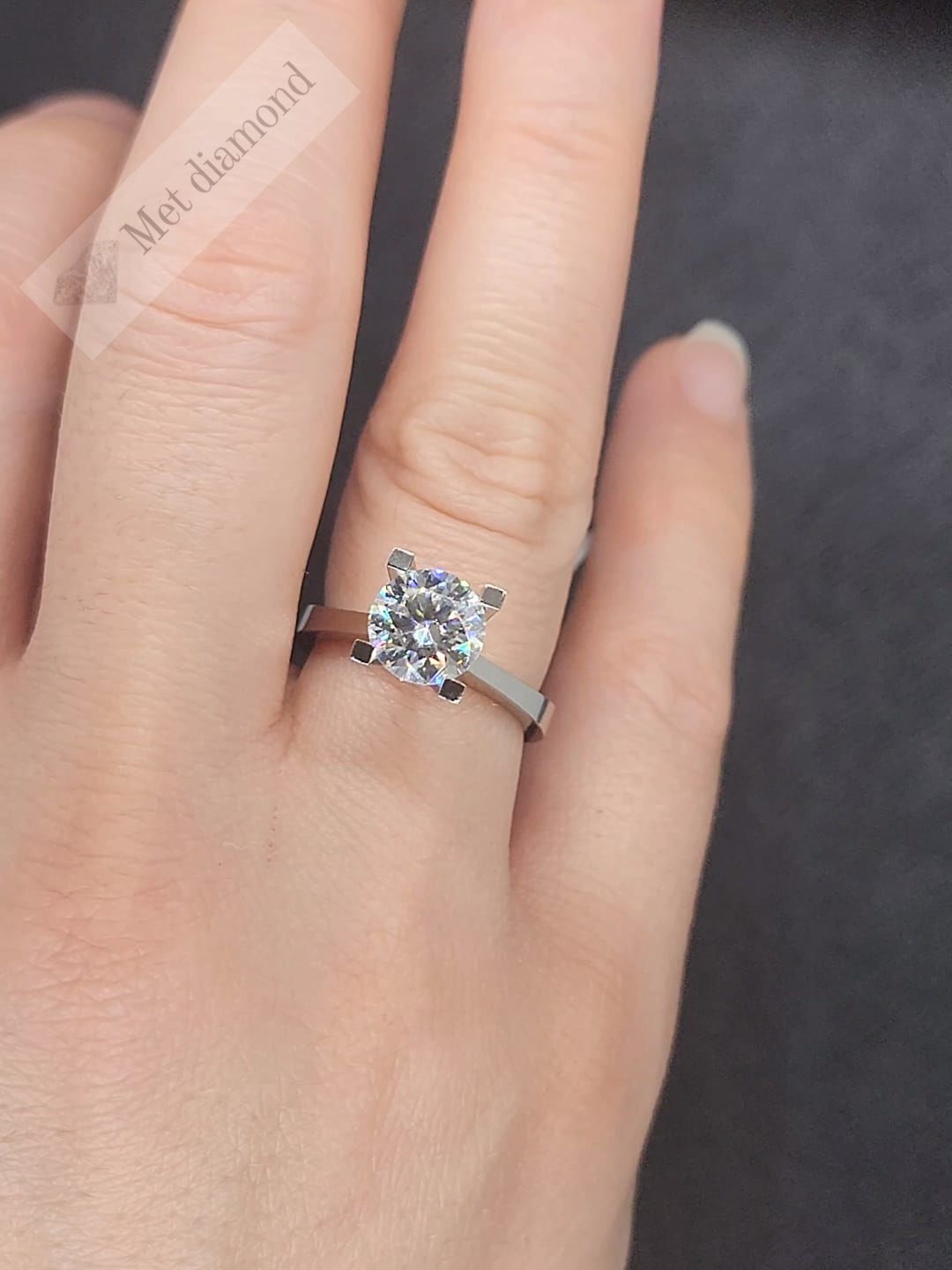 2 karat mozanit taşlı tektaş yüzük V tırnak mzn622