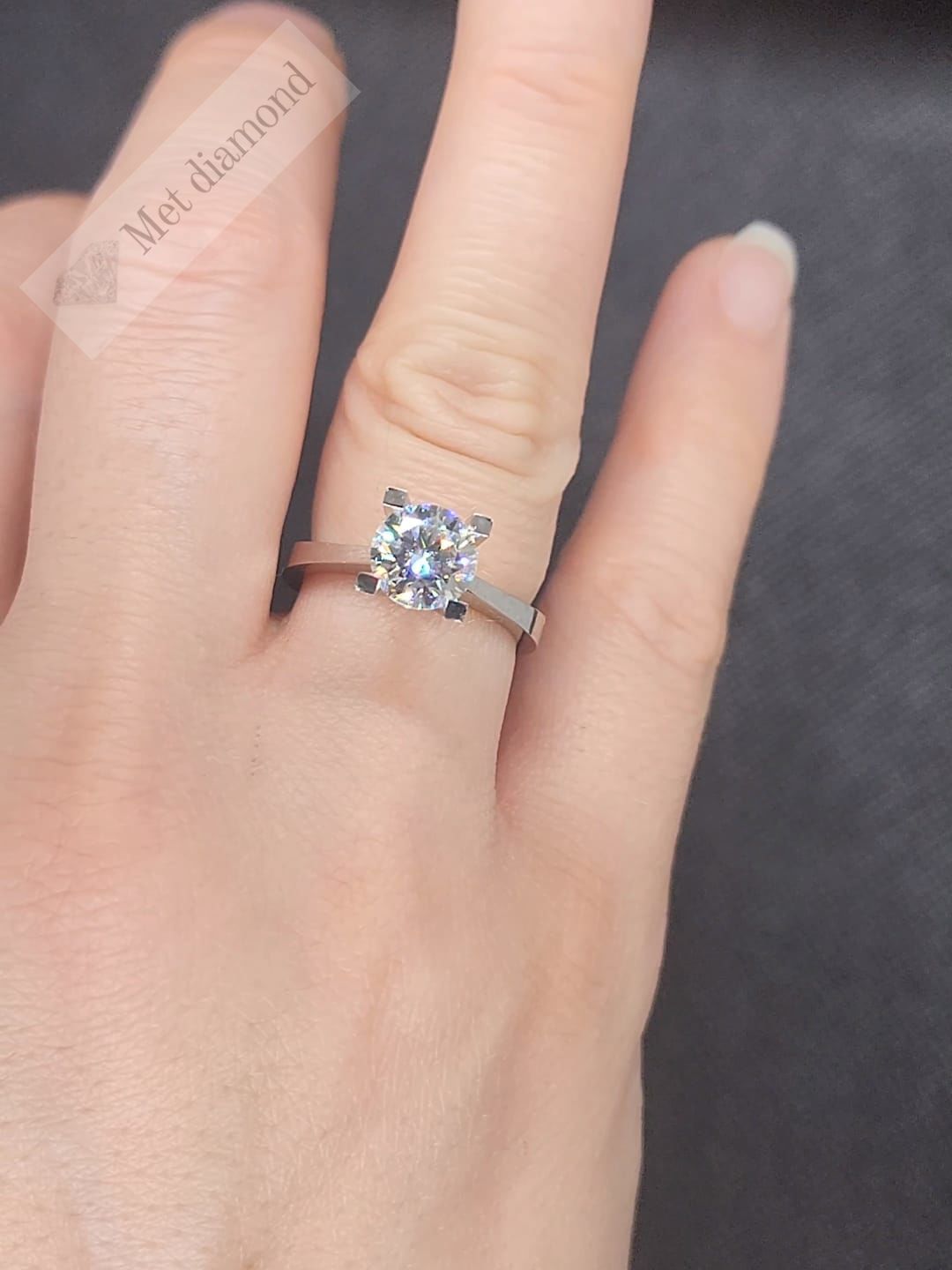 1,50 karat mozanit taşlı tektaş yüzük V tırnak mzn623