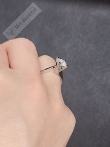 1,50 karat mozanit taşlı tektaş yüzük V tırnak mzn623