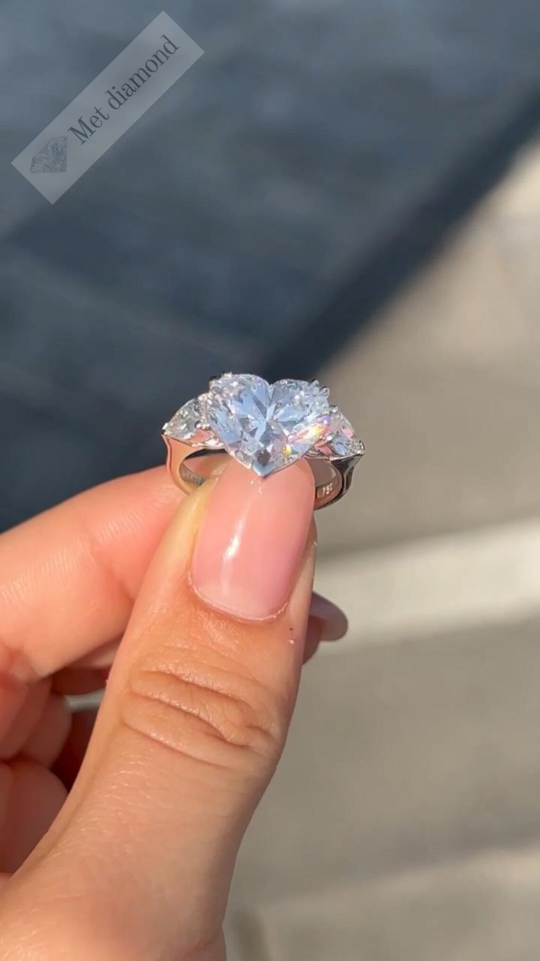 4 Karat mozanit taşlı yüzük tria model uc032